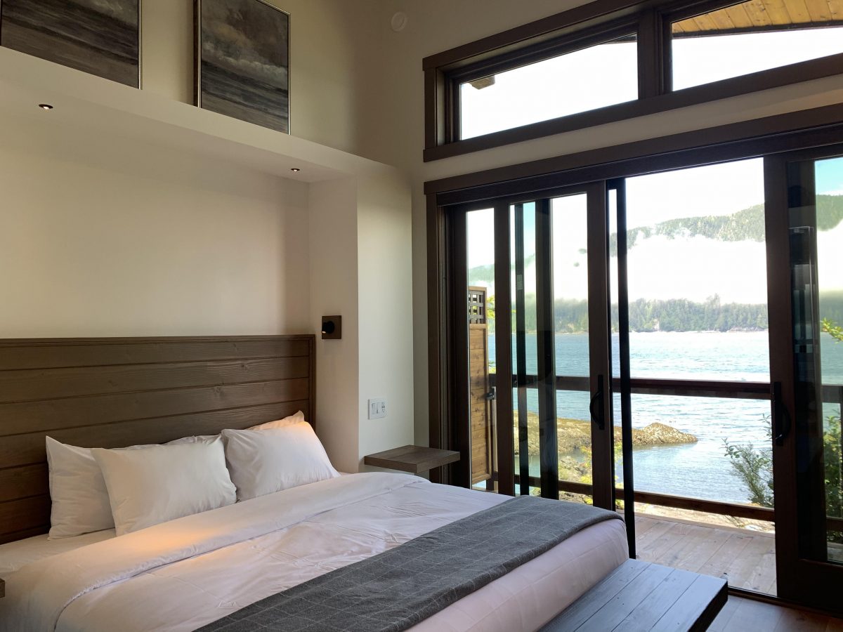 Viewpoint Studios with Private Hot Tub Wild Renfrew